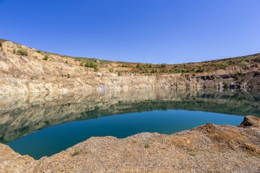 Panoramik bir krater altından su.