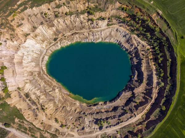 Vista Aérea Uma Cratera Criada Por Máquinas Mineração Preenchida Com — Fotografia de Stock