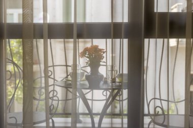 Bir kahvaltı ayarı bir pencereden bakarak.