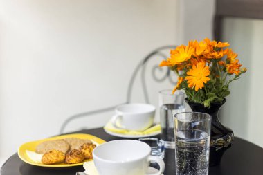 Güzel kahvaltı bir balkonda kurmak. Su, kahve ve kurabiye.