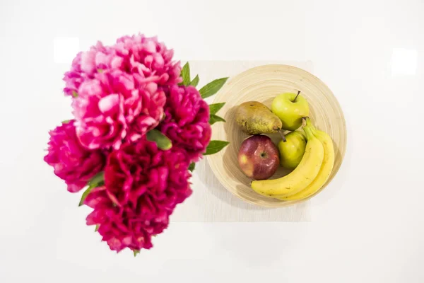 Top View Floweers Bouquet Fruits Plate Still Life Concept — Stock Photo, Image