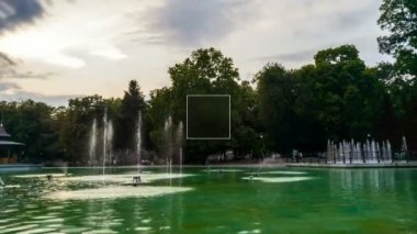 Gün gece timelapse renkli şarkı çeşmeler Çar Simeon Bahçe Plovdiv, Bulgaristan.