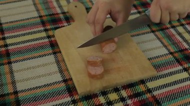 Otlar ve baharatlar nadenitsa denilen geleneksel Bulgar sosis kesme
