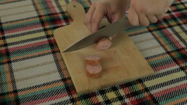 Otlar ve baharatlar nadenitsa denilen geleneksel Bulgar sosis kesme