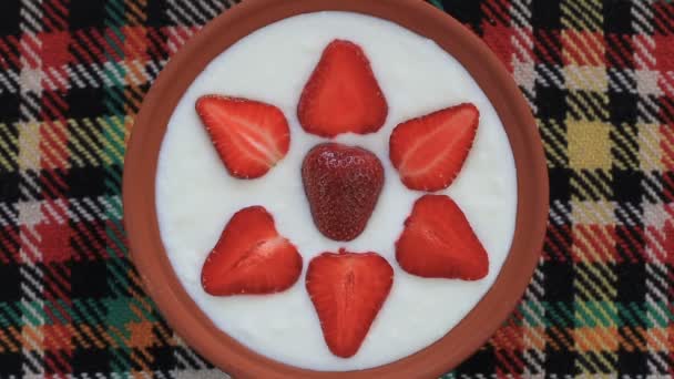 用勺子从碗里吃草莓和酸奶 — 图库视频影像