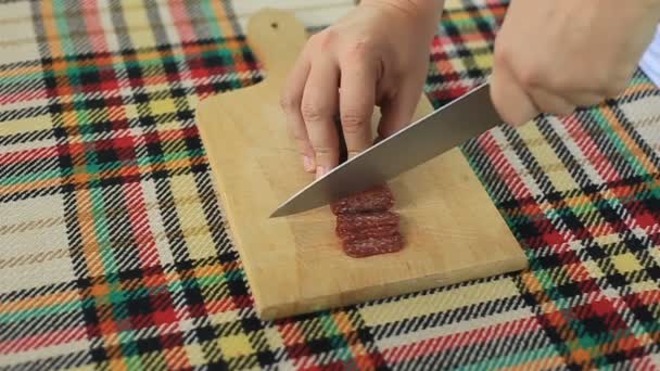 切割传统的保加利亚扁香肠叫 Lukanka — 图库视频影像