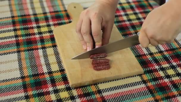 切割传统的保加利亚扁香肠叫 Lukanka — 图库视频影像