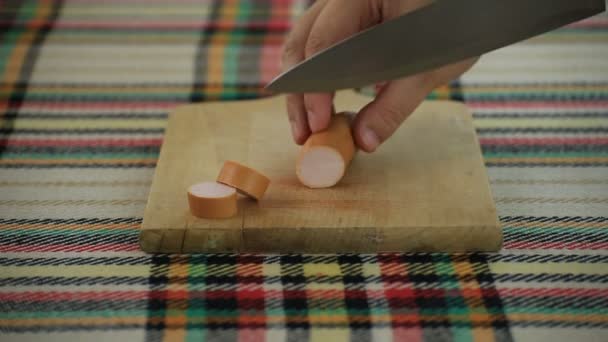 Nadenitsa Krenvirsh と呼ばれる切削伝統的なブルガリア フランクフルト ソーセージ — ストック動画