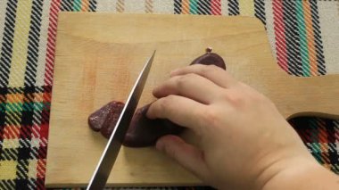 Sudzhuk olarak adlandırılan kesim Bulgar geleneksel düz sosis. Birinci şahıs bakış açısı kavramı.