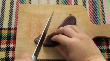 Sudzhuk olarak adlandırılan kesim Bulgar geleneksel düz sosis. Birinci şahıs bakış açısı kavramı.