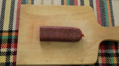 Lukanka olarak adlandırılan kesim geleneksel Bulgar düz sosis. Birinci şahıs bakış açısı kavramı.