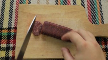 Lukanka olarak adlandırılan kesim geleneksel Bulgar düz sosis. Birinci şahıs bakış açısı kavramı.