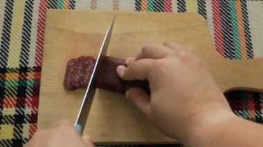 Lukanka olarak adlandırılan kesim geleneksel Bulgar düz sosis. Birinci şahıs bakış açısı kavramı.
