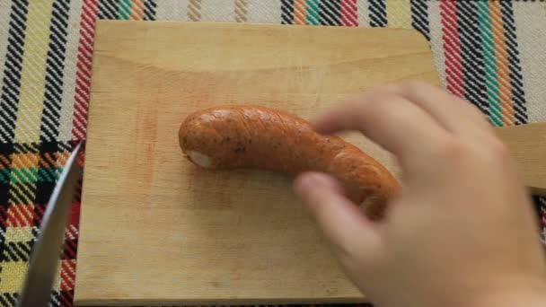 Schneiden Traditioneller Bulgarischer Wurst Mit Kräutern Und Gewürzen Genannt Nadenitsa — Stockvideo