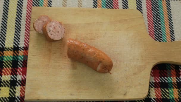 Schneiden Traditioneller Bulgarischer Wurst Mit Kräutern Und Gewürzen Genannt Nadenitsa — Stockvideo