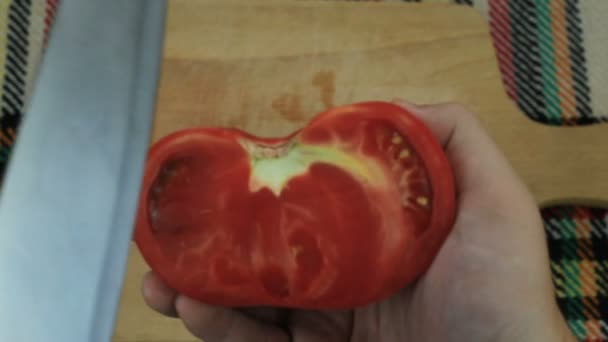 Cortar Tomate Rosa Maduro Numa Tábua Madeira Conceito Ponto Vista — Vídeo de Stock