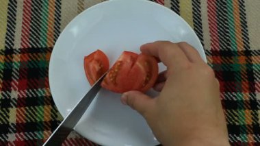 Olgun bir pembe domates bir ahşap tahta üzerinde kesme. Bakış açısı kavramı.