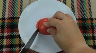 Olgun bir pembe domates bir ahşap tahta üzerinde kesme. Bakış açısı kavramı.