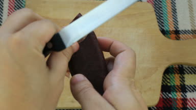 Geleneksel Bulgar düz sosis lukanka denilen cilt soyma