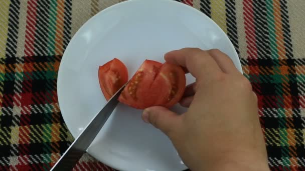 Cortar Tomate Rosado Maduro Una Tabla Madera Concepto Punto Vista — Vídeo de stock