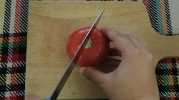 Cortar Tomate Rosa Maduro Numa Tábua Madeira Conceito Ponto Vista — Vídeo de Stock