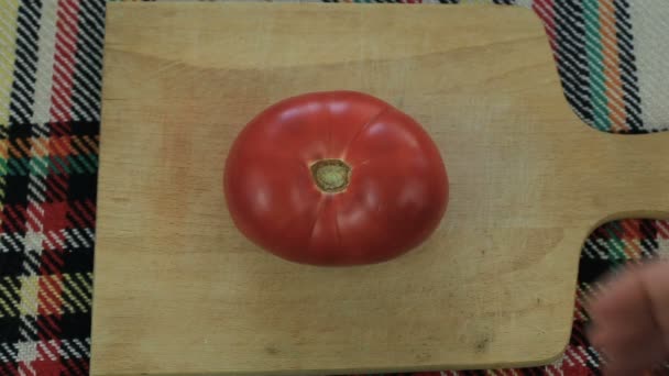 Découpe Une Tomate Rose Mûre Sur Une Planche Bois Concept — Video