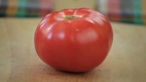 Gros Plan Couper Une Tomate Rose Mûre Sur Une Planche — Video