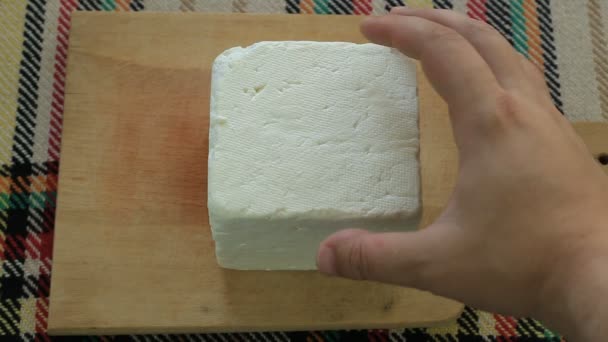 切削伝統的なブルガリア塩辛いチーズ ナイフで 一人称視点のコンセプト — ストック動画