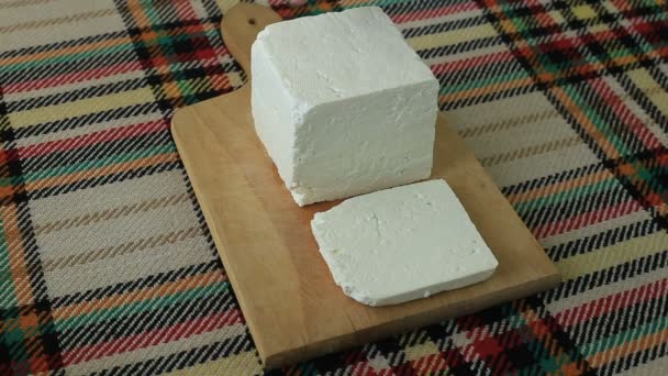 Резание Традиционного Болгарского Соленого Белого Сыра Ножом — стоковое видео