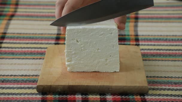 Schneiden Traditioneller Bulgarischer Salziger Weißer Käse Mit Einem Messer — Stockvideo