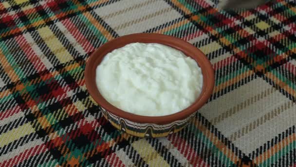 Een Traditionele Bulgaarse Yoghurt Eten Uit Een Kom — Stockvideo