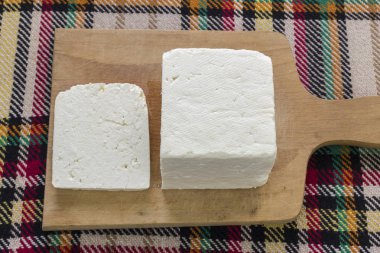 Kesme geleneksel Bulgar tuzlu beyaz peynir bir bıçakla. Birinci şahıs bakış açısı kavramı.