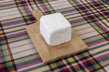Kesme geleneksel Bulgar tuzlu beyaz peynir bir bıçakla. Birinci şahıs bakış açısı kavramı.