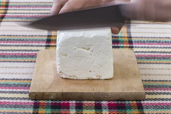 Cortar Tradicional Queijo Branco Salgado Búlgaro Com Uma Faca Conceito — Fotografia de Stock