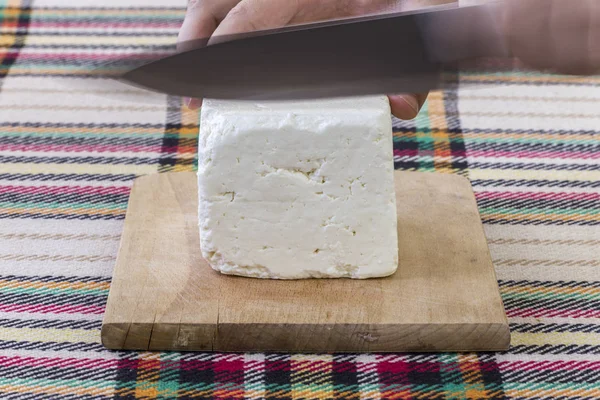 Cortar Tradicional Queijo Branco Salgado Búlgaro Com Uma Faca Conceito — Fotografia de Stock