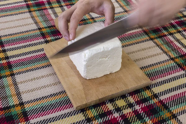 Skæring Traditionelle Bulgarsk Salt Hvid Ost Med Kniv Begrebet Første - Stock-foto