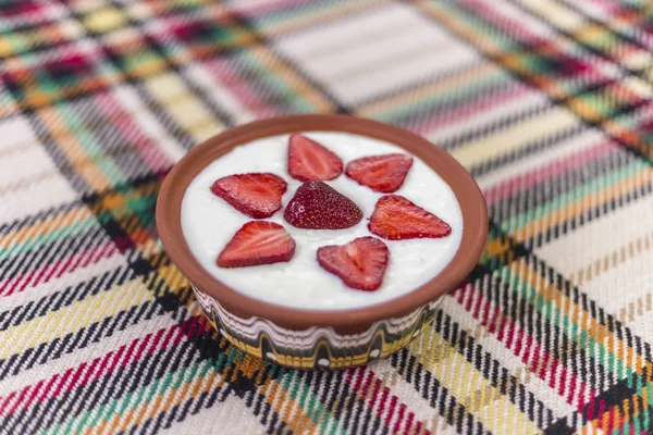 Fragole Tagliate Fette Ben Disposte Una Ciotola Yogurt — Foto Stock