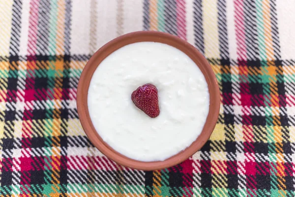 Fragola Bella Matura Nel Mezzo Una Ciotola Yogurt — Foto Stock