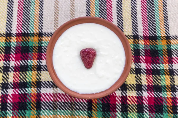 Beautiful Ripe Strawberry Middle Bowl Yogurt — Stock Photo, Image