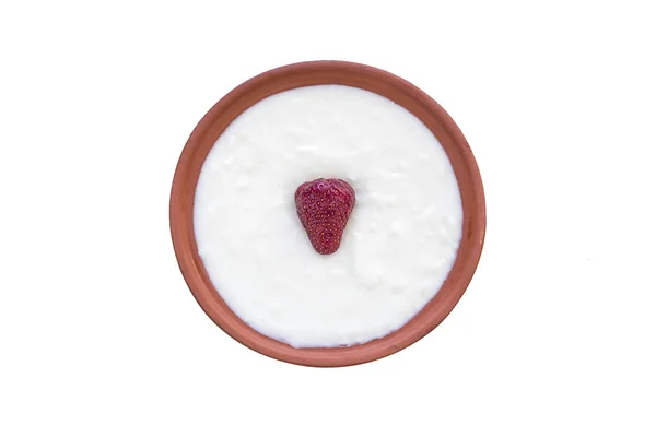 Fragola Bella Matura Nel Mezzo Una Ciotola Yogurt Isolato Sfondo — Foto Stock