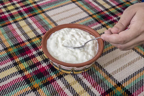 Mangiare Uno Yogurt Tradizionale Bulgaro Una Ciotola — Foto Stock