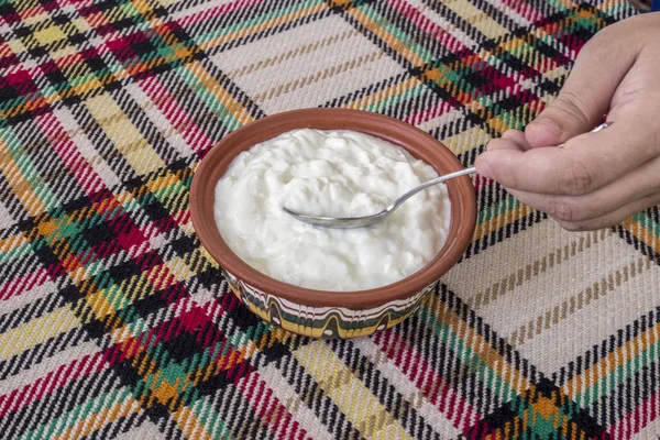 Comer Yogur Bulgaro Tradicional Tazón —  Fotos de Stock