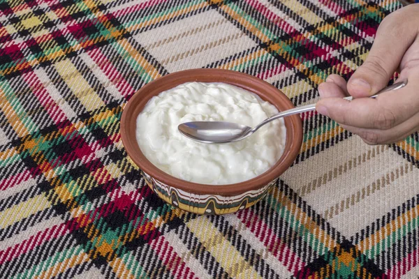 Mangiare Uno Yogurt Tradizionale Bulgaro Una Ciotola — Foto Stock