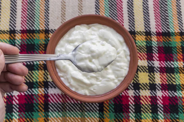 Mangiare Uno Yogurt Tradizionale Bulgaro Una Ciotola — Foto Stock