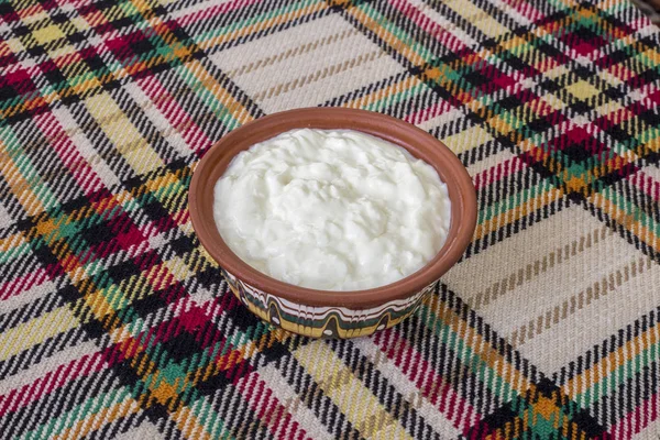 Mangiare Uno Yogurt Tradizionale Bulgaro Una Ciotola — Foto Stock