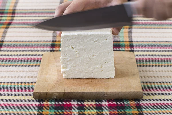 Kesme Geleneksel Bulgar Tuzlu Beyaz Peynir Bir Bıçakla Birinci Şahıs — Stok fotoğraf