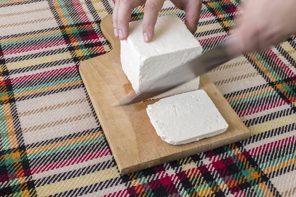 Cortar Tradicional Queso Blanco Salado Bulgaro Con Cuchillo Concepto Punto — Foto de Stock