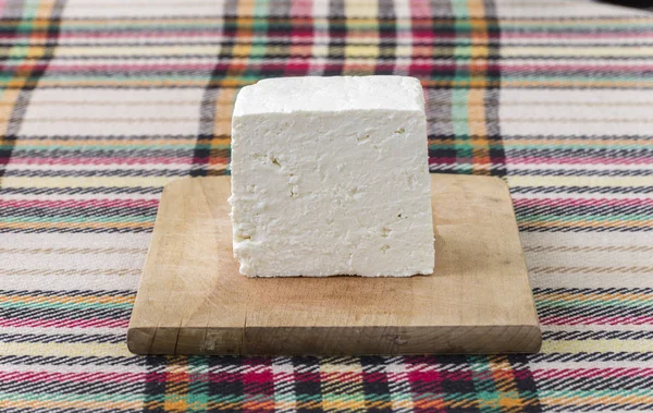 Cortar Tradicional Queijo Branco Salgado Búlgaro Com Uma Faca Conceito — Fotografia de Stock