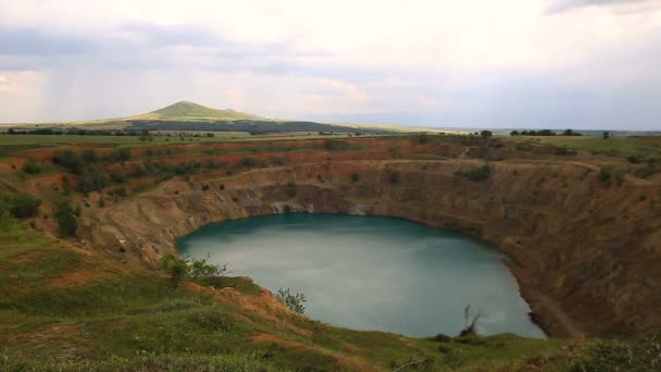 Una Persona Che Guarda Cratere Gigante Con Lago Artificiale Formato — Video Stock