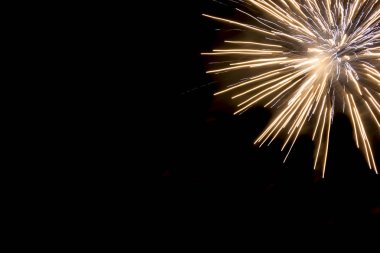 Bir havai fişek ekran Close-up. Benzersiz formlar ve desen siyah arka plan üzerine.